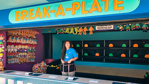 Break-a-Plate game booth