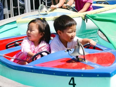 Kids on Speed Boats seaside park ride