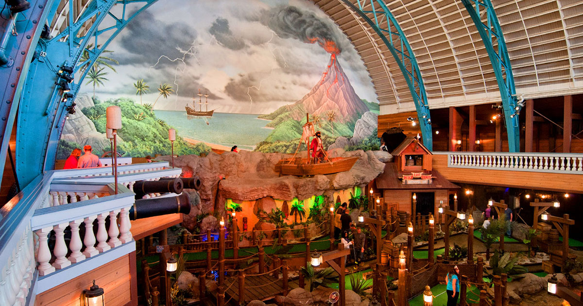 アリーナ　キャロラインウィングバーグ Neptune's Kingdom Family Entertainment Center - Santa Cruz Beach